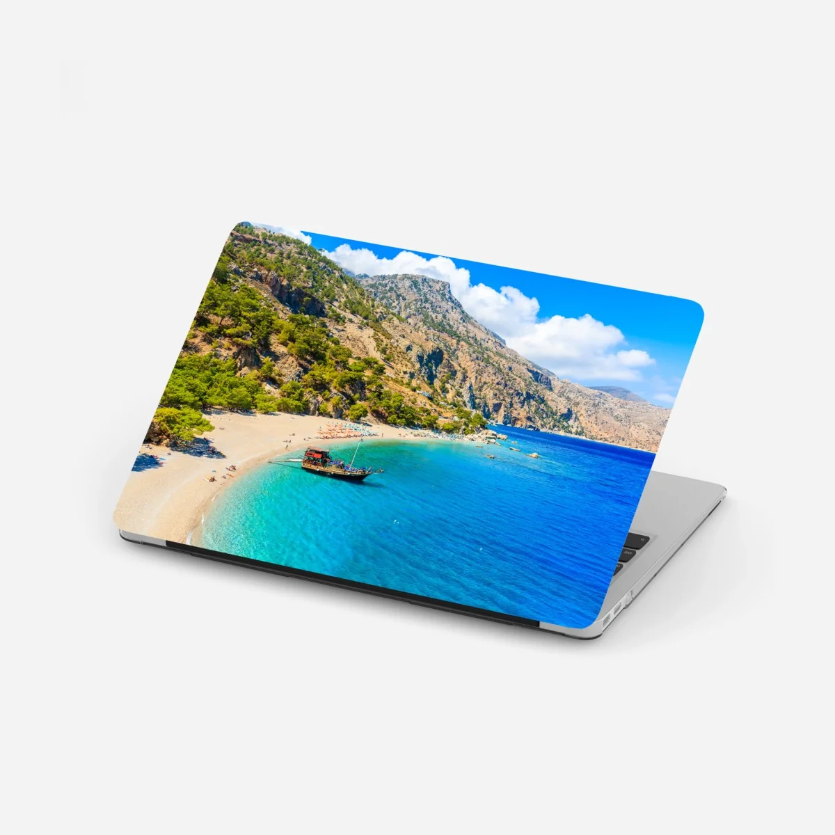 Naklejka na laptopa żaglówka na plaży Apella, Karpathos – Wallissimo®