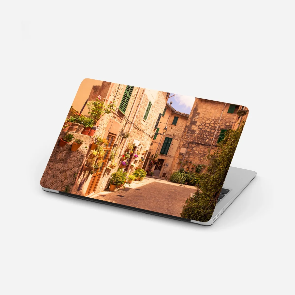 Naklejka na laptopa słoneczna uliczka śródziemnomorska z doniczkami – Wallissimo® Naklejka na laptopa słoneczna uliczka śródziemnomorska z doniczkami – Wallissimo®