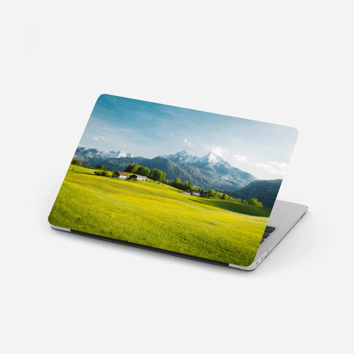 Naklejka na laptopa alpejska łąka pod ośnieżonymi szczytami – Wallissimo® Naklejka na laptopa alpejska łąka pod ośnieżonymi szczytami – Wallissimo®