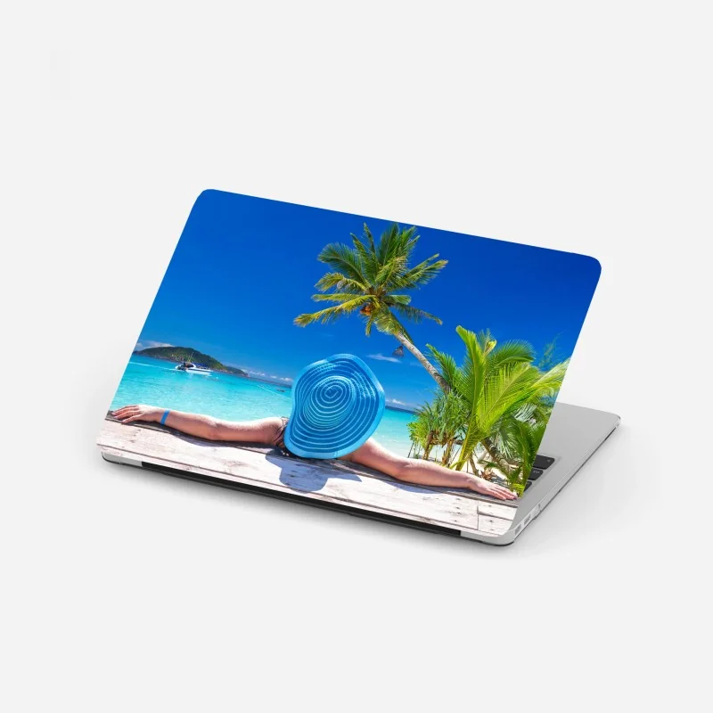 Naklejka na laptopa mglisty sosnowy las nocą – Wallissimo®