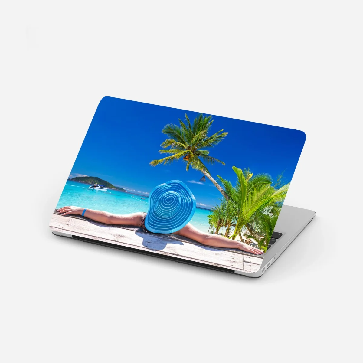 Naklejka na laptopa tropikalna plaża z niebieskim kapeluszem – Wallissimo®