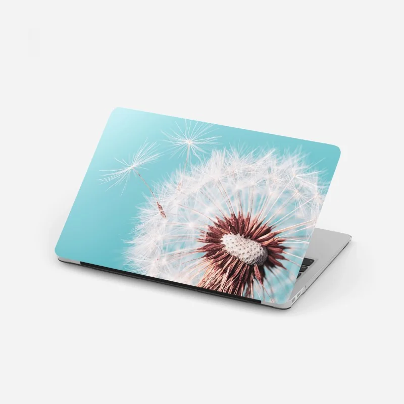 Naklejka na laptopa mglisty sosnowy las nocą – Wallissimo®