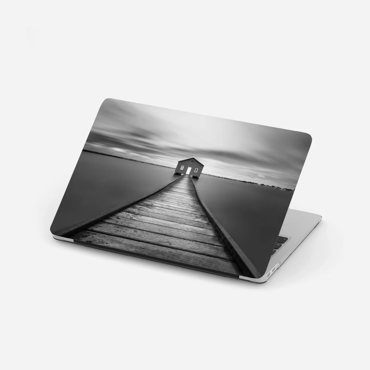 Naklejka na laptopa samotny domek na pomoście nad spokojną wodą – Wallissimo® Naklejka na laptopa samotny domek na pomoście nad spokojną wodą – Wallissimo®