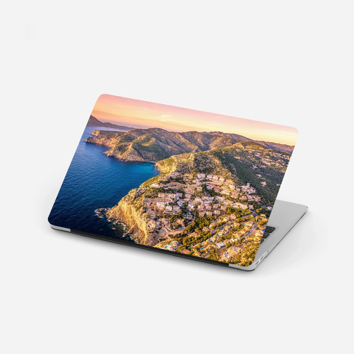 Naklejka na laptopa zachód słońca nad klifem i nadmorską wioską – Wallissimo® Naklejka na laptopa zachód słońca nad klifem i nadmorską wioską – Wallissimo®