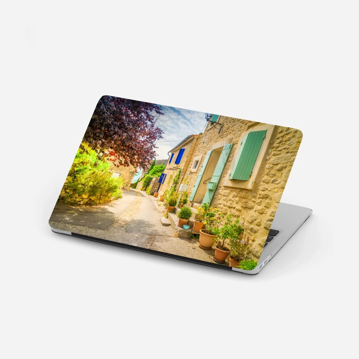 Naklejka na laptopa słoneczna uliczka z kamiennymi domami i kolorowymi okiennicami – Wallissimo® Naklejka na laptopa słoneczna uliczka z kamiennymi domami i kolorowymi okiennicami – Wallissimo®