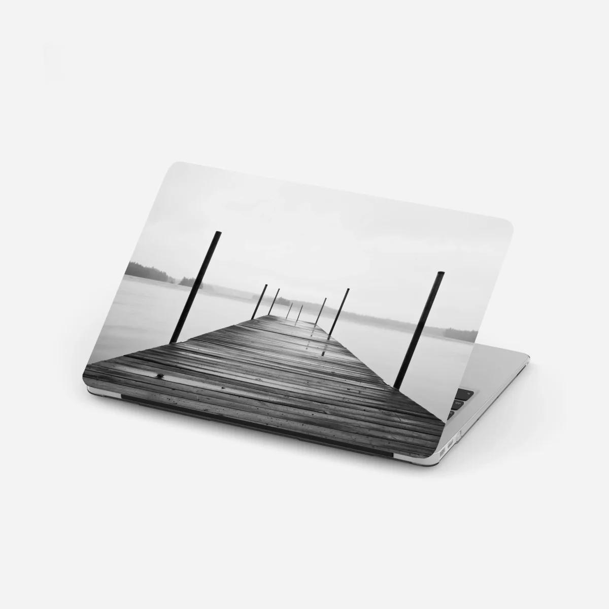 Naklejka na laptopa mglisty pomost nad jeziorem w monochromie – Wallissimo® Naklejka na laptopa mglisty pomost nad jeziorem w monochromie – Wallissimo®