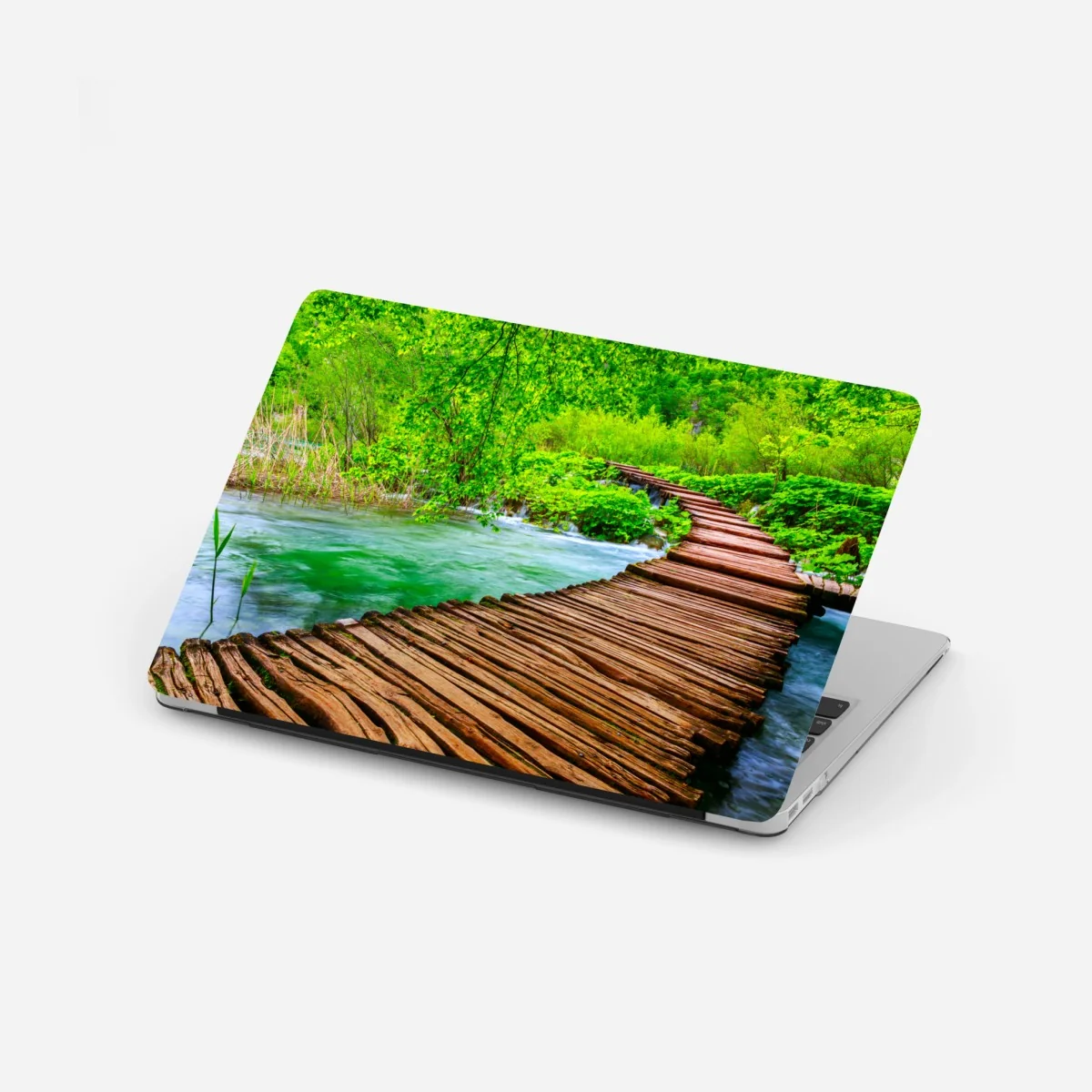 Naklejka na laptopa spokojna zielona kładka nad rzeką – Wallissimo® Naklejka na laptopa spokojna zielona kładka nad rzeką – Wallissimo®