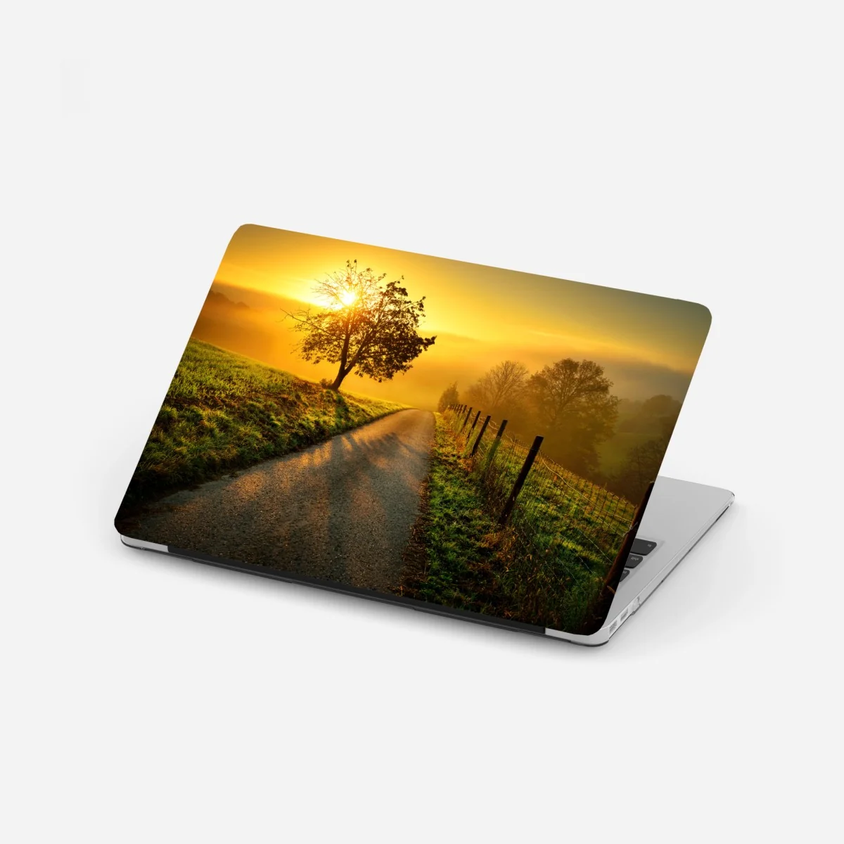 Naklejka na laptopa słoneczna droga przez wiejską łąkę o świcie – Wallissimo® Naklejka na laptopa słoneczna droga przez wiejską łąkę o świcie – Wallissimo®