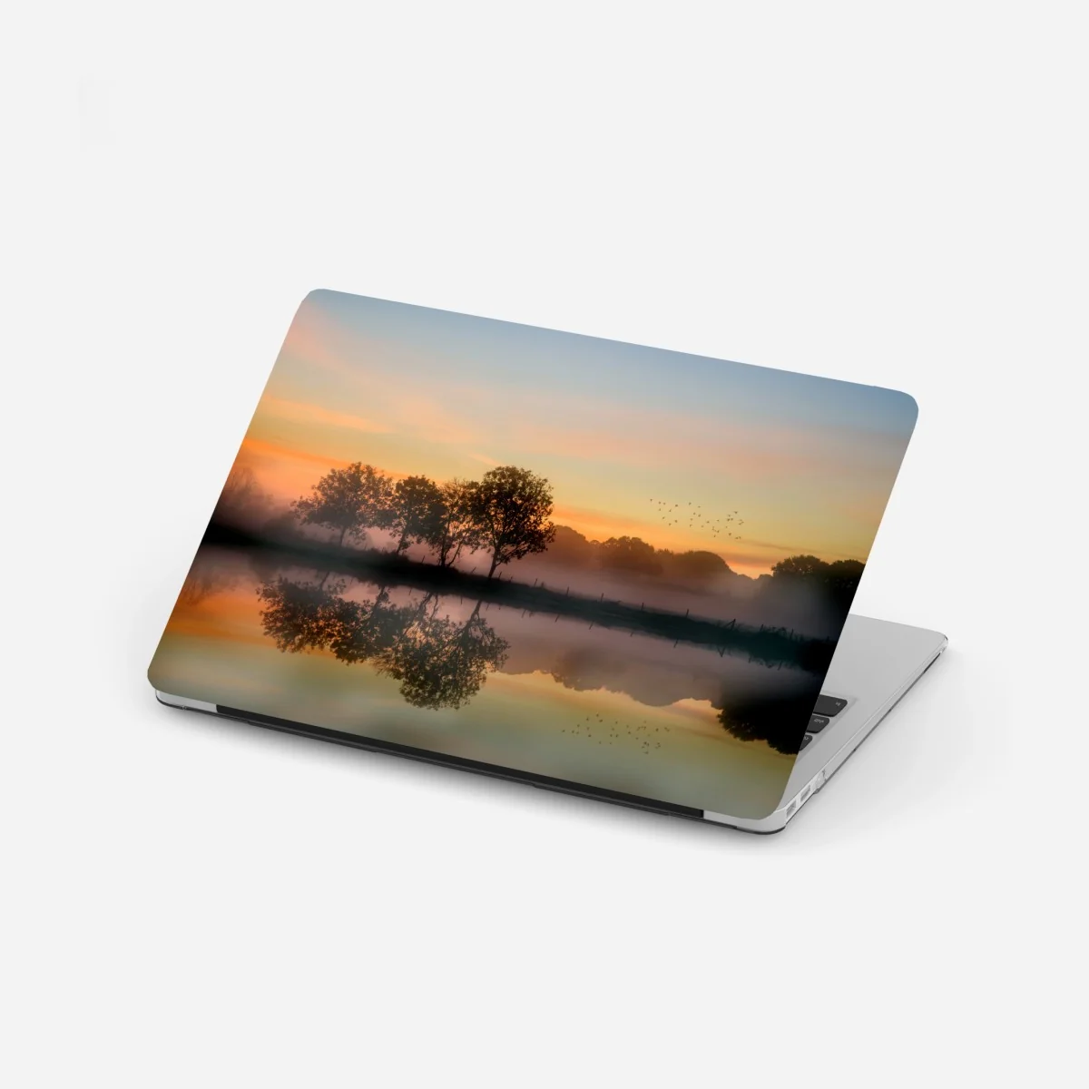 Naklejka na laptopa mglisty jesienny wschód słońca nad Angielską wsią – Wallissimo®