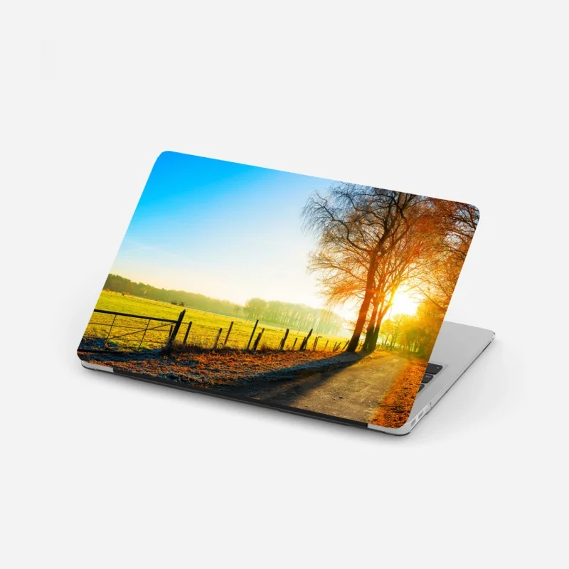 Naklejka na laptopa niedźwiedź łapiący łososia w rzece – Wallissimo®