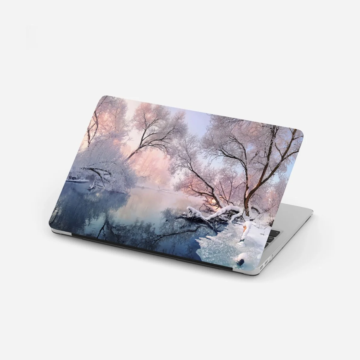 Naklejka na laptopa spokojny zimowy krajobraz nad rzeką – Wallissimo® Naklejka na laptopa spokojny zimowy krajobraz nad rzeką – Wallissimo®