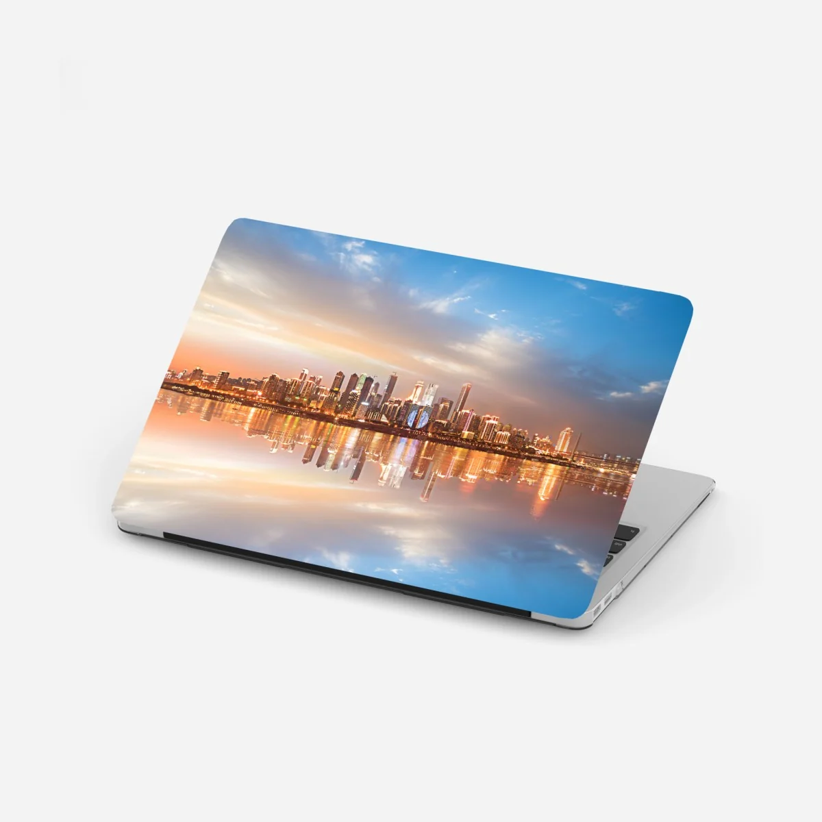 Naklejka na laptopa panorama miasta odbita w wodzie o zmierzchu – Wallissimo® Naklejka na laptopa panorama miasta odbita w wodzie o zmierzchu – Wallissimo®