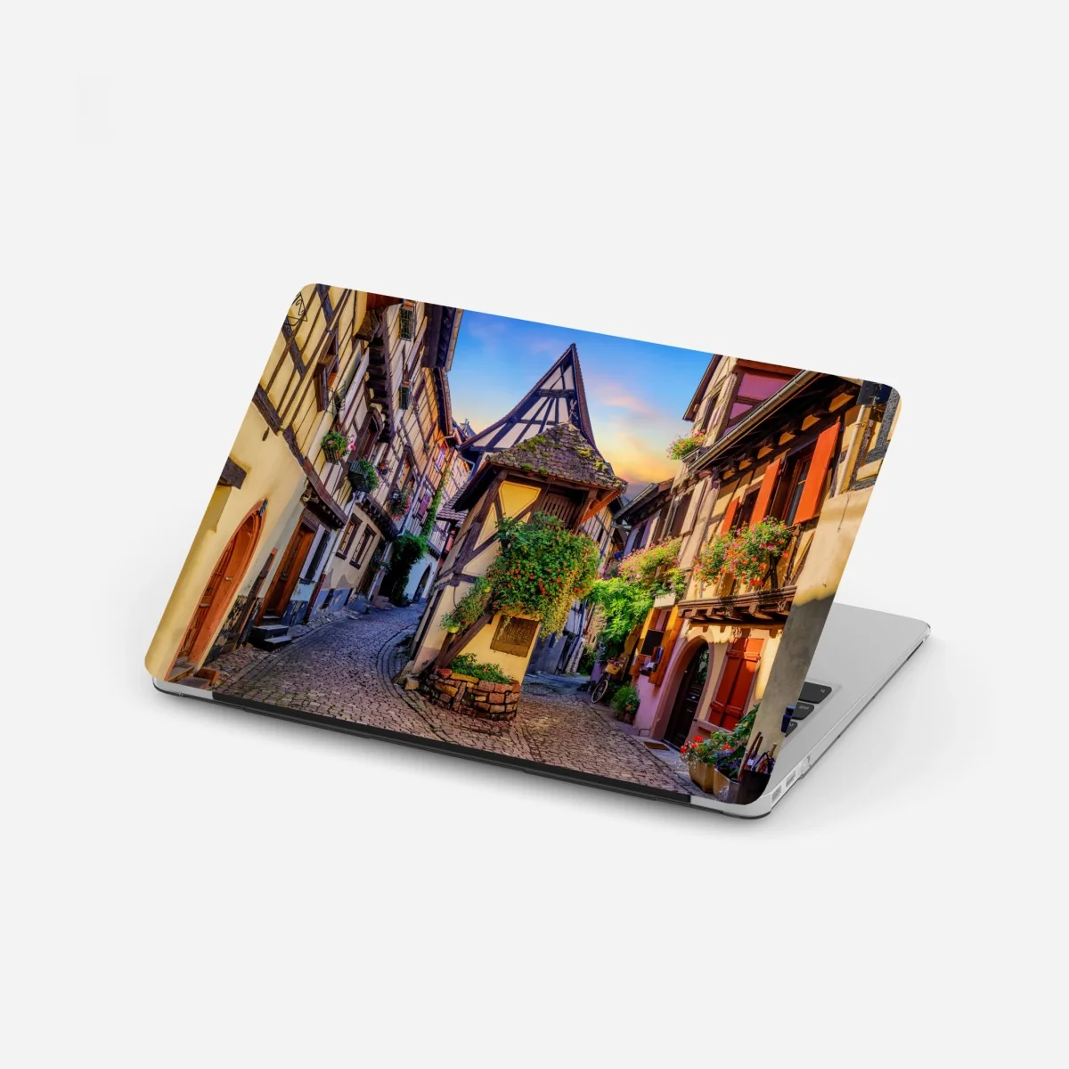 Naklejka na laptopa urokliwa ulica domów szachulcowych w Eguisheim, Alsacja – Wallissimo®