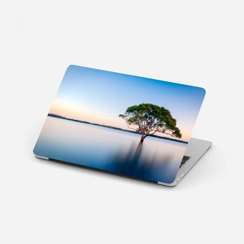 Naklejka na laptopa samotne drzewo nad spokojnym jeziorem