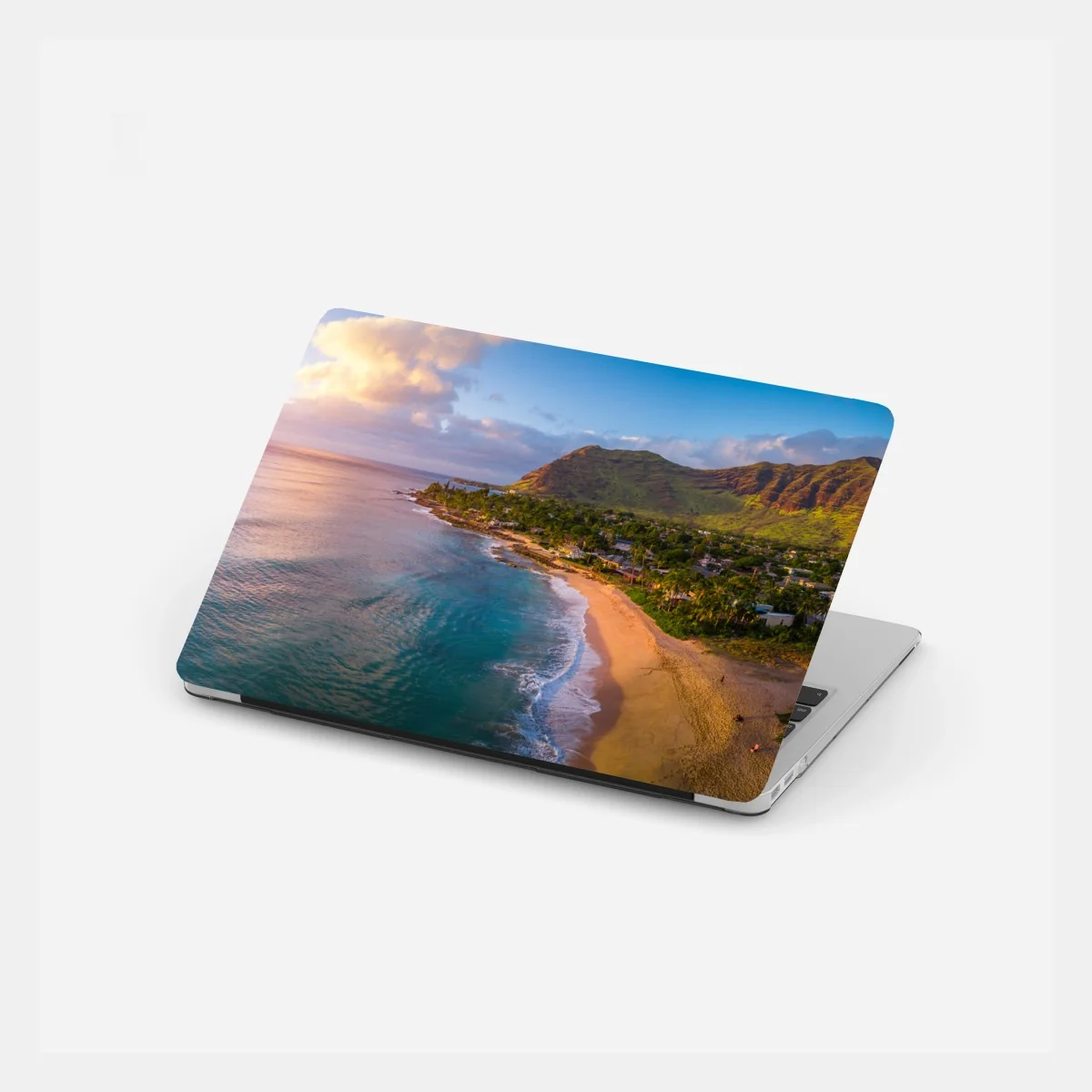 Naklejka na laptopa panorama plaży o zachodzie słońca z górami tropikalnymi – Wallissimo® Naklejka na laptopa panorama plaży o zachodzie słońca z górami tropikalnymi – Wallissimo®