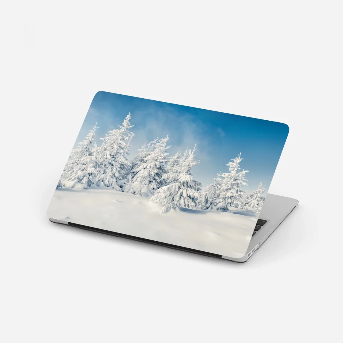 Naklejka na laptopa panorama zimowego lasu pokrytego śniegiem – Wallissimo® Naklejka na laptopa panorama zimowego lasu pokrytego śniegiem – Wallissimo®