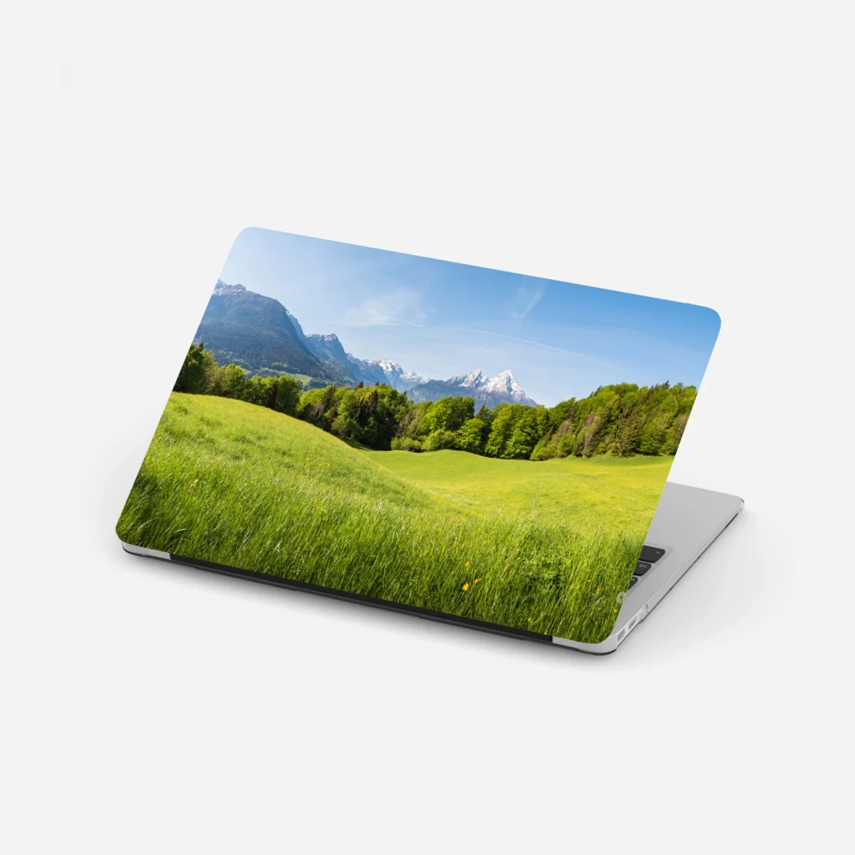 Naklejka na laptopa spokojna alpejska łąka w panoramie – Wallissimo® Naklejka na laptopa spokojna alpejska łąka w panoramie – Wallissimo®