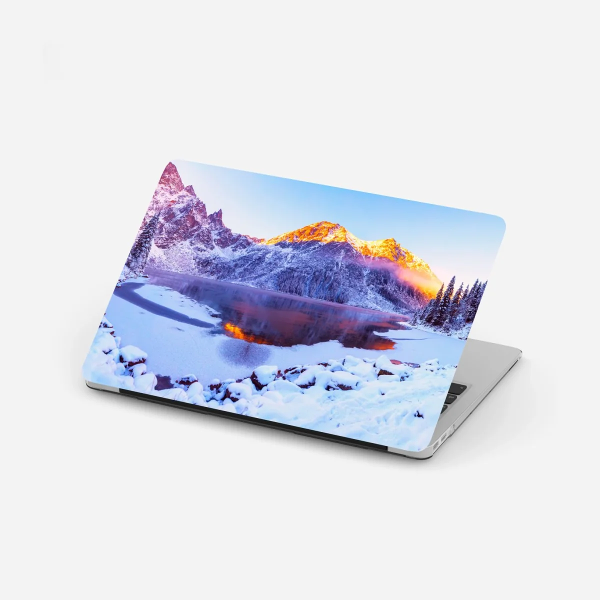 Naklejka na laptopa góry skąpane w świetle wschodu nad zamarzniętym jeziorem – Wallissimo® Naklejka na laptopa góry skąpane w świetle wschodu nad zamarzniętym jeziorem – Wallissimo®
