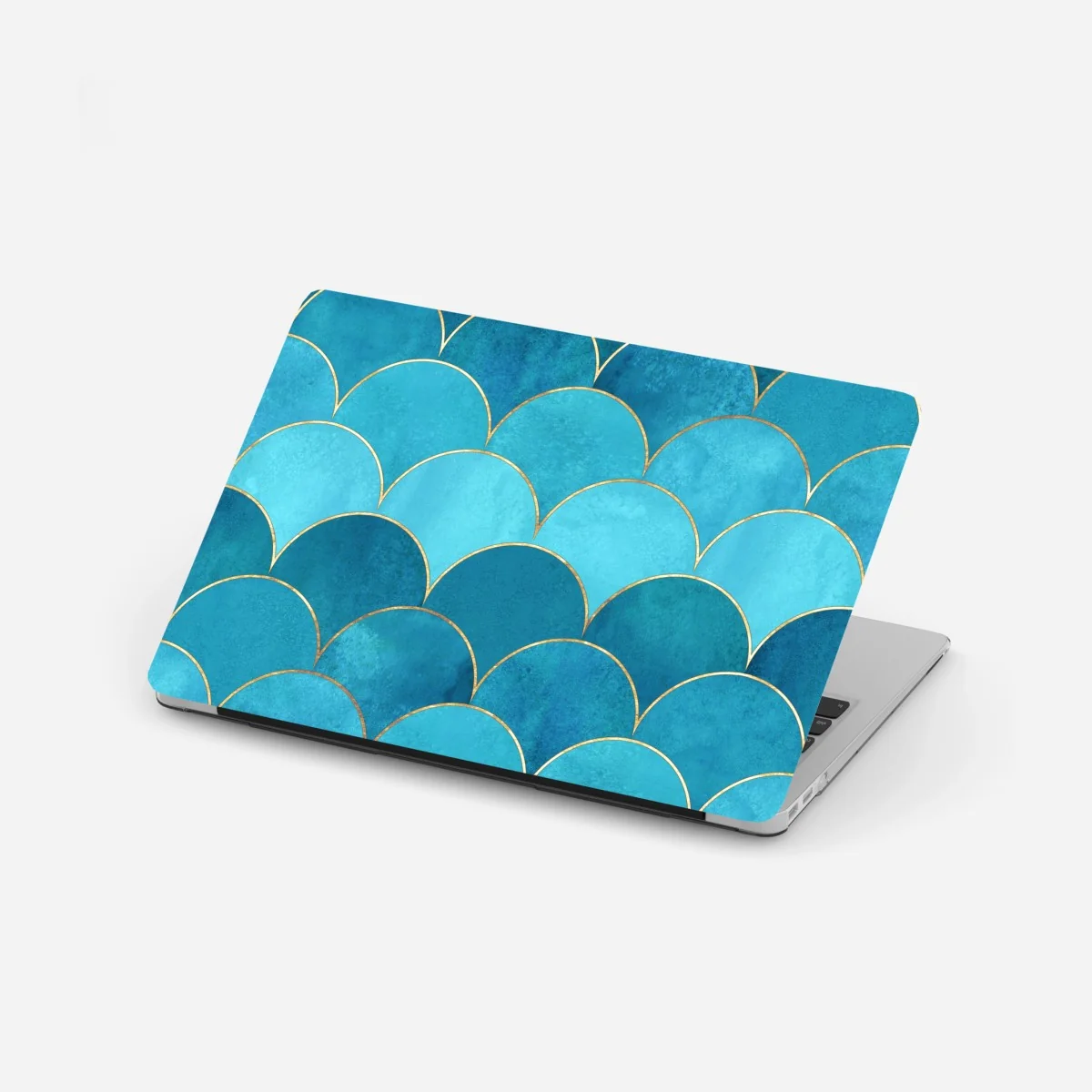 Naklejka na laptopa turkusowy wzór łusek z złotymi detalami – Wallissimo®