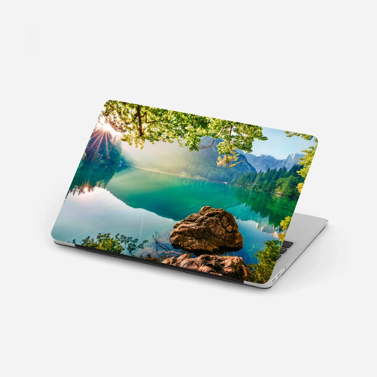 Naklejka na laptopa poranek nad jeziorem Fusine z Mangartem – Wallissimo® Naklejka na laptopa poranek nad jeziorem Fusine z Mangartem – Wallissimo®