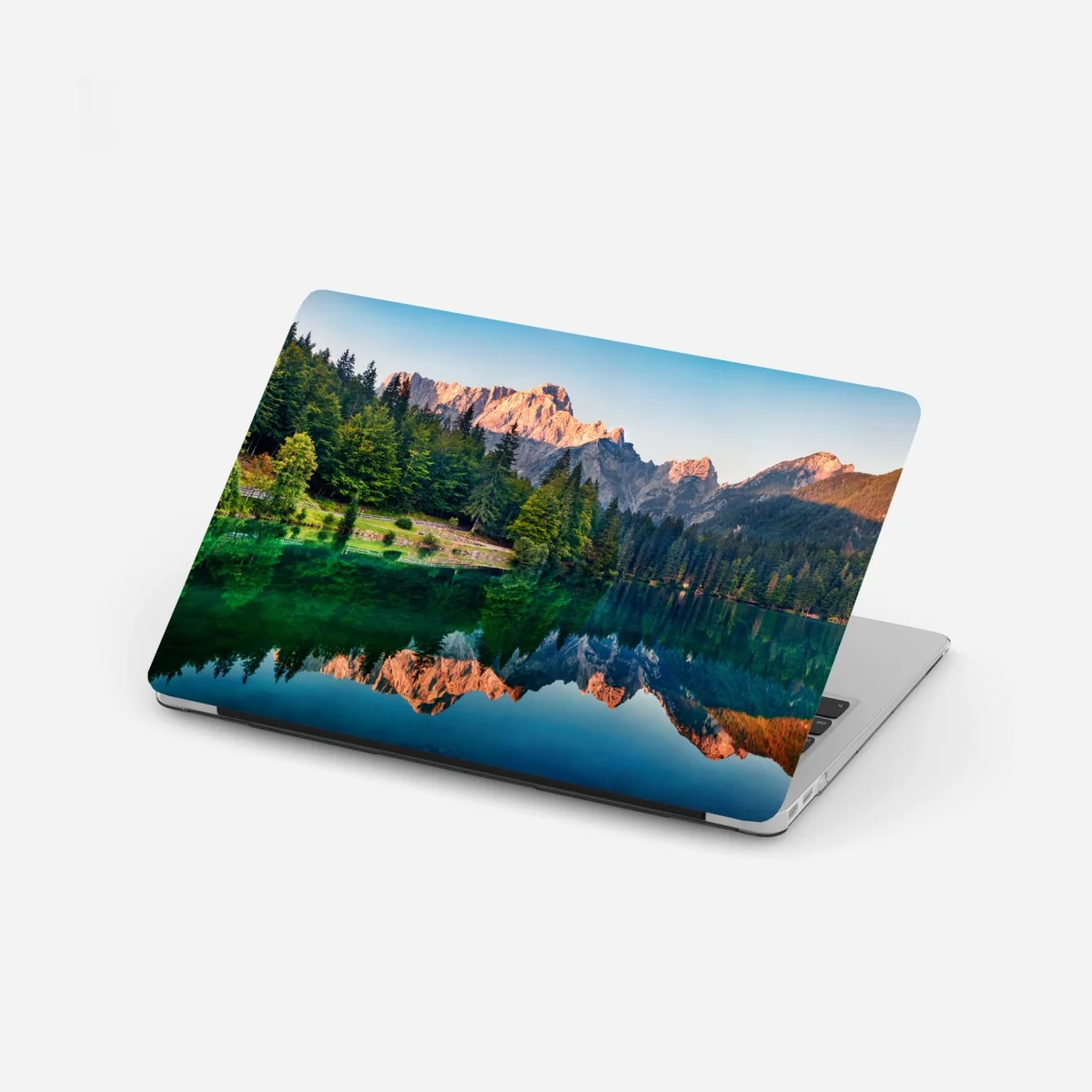 Naklejka na laptopa spokojny poranek nad jeziorem Fusine, Alpy Julijskie – Wallissimo® Naklejka na laptopa spokojny poranek nad jeziorem Fusine, Alpy Julijskie – Wallissimo®