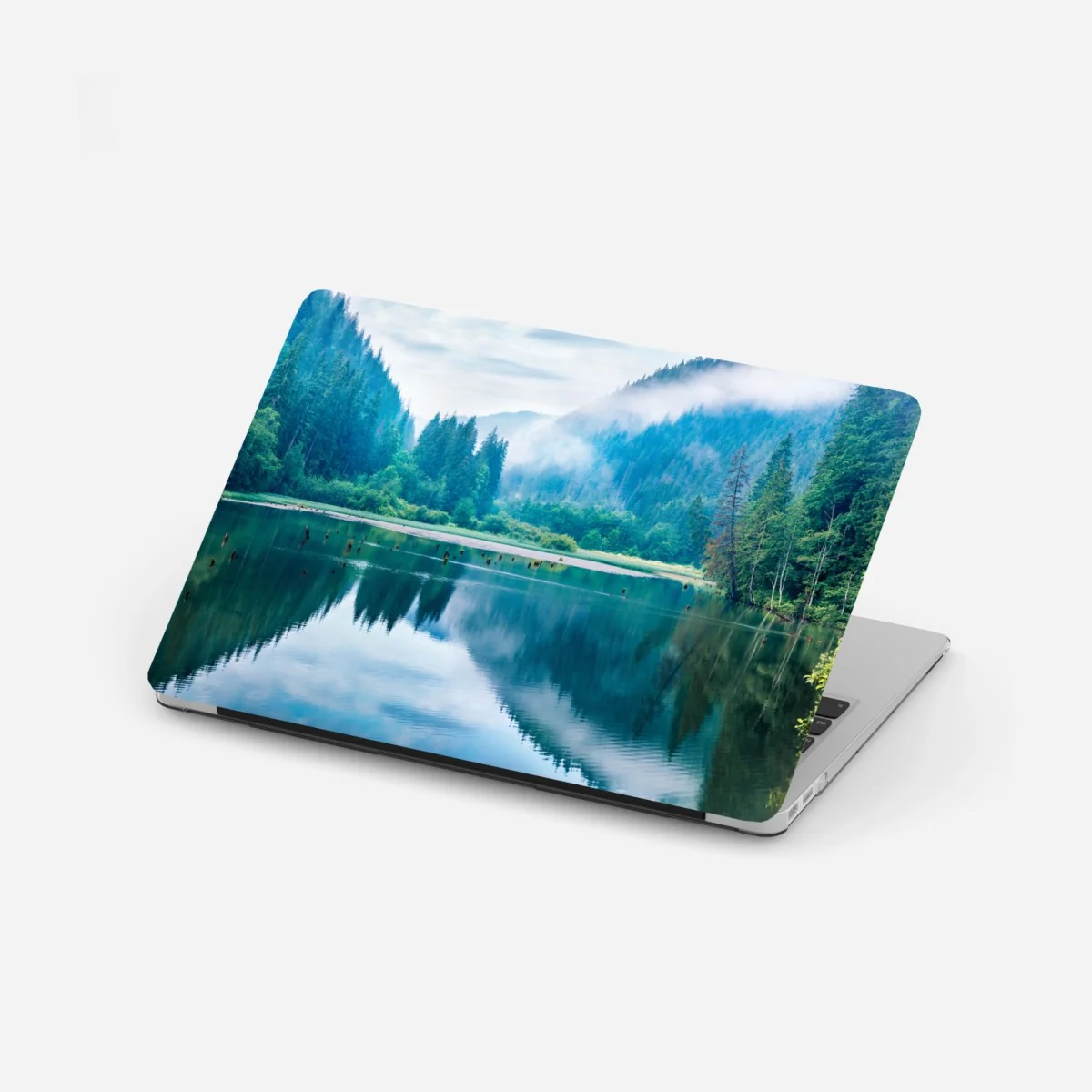 Naklejka na laptopa mglisty poranek nad jeziorem Lacu Rosu, Rumunia – Wallissimo® Naklejka na laptopa mglisty poranek nad jeziorem Lacu Rosu, Rumunia – Wallissimo®