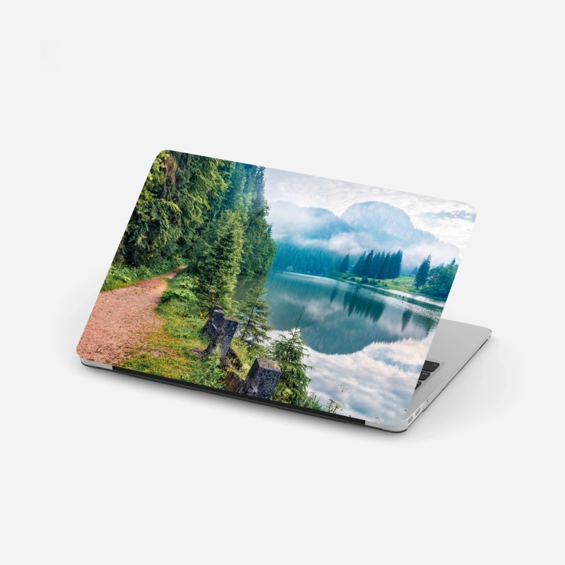 Naklejka na laptopa słoneczna uliczka nad morzem z widokiem na zatokę – Wallissimo®