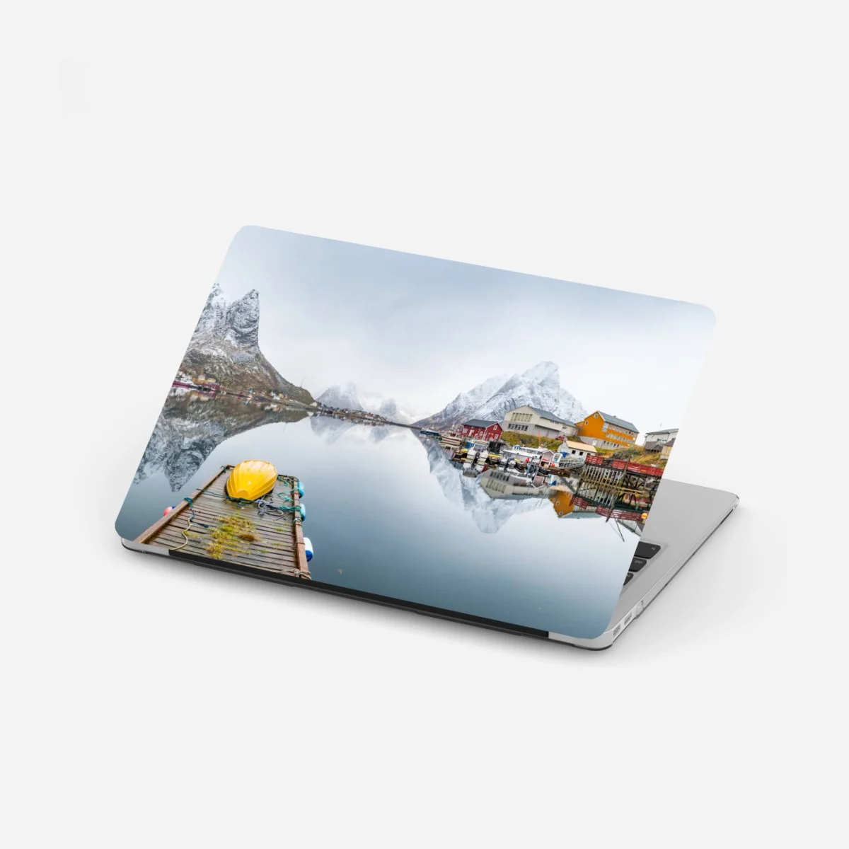 Naklejka na laptopa spokojna panorama górskiego fiordu – Wallissimo® Naklejka na laptopa spokojna panorama górskiego fiordu – Wallissimo®