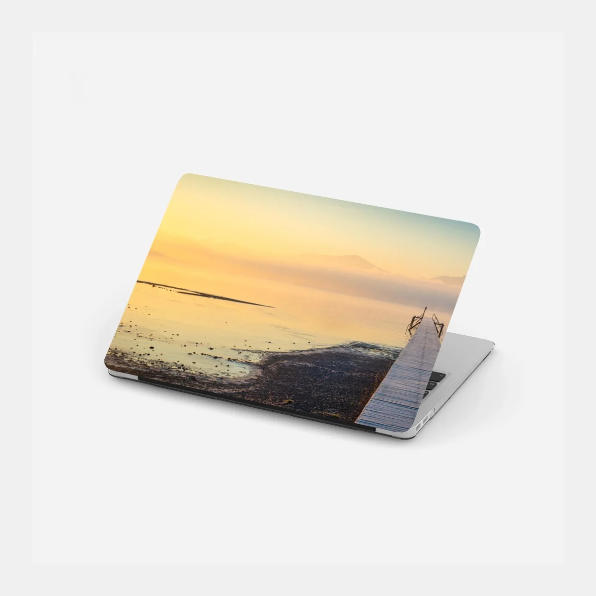Naklejka na laptopa mglisty wschód nad drewnianym molo – Wallissimo® Naklejka na laptopa mglisty wschód nad drewnianym molo – Wallissimo®