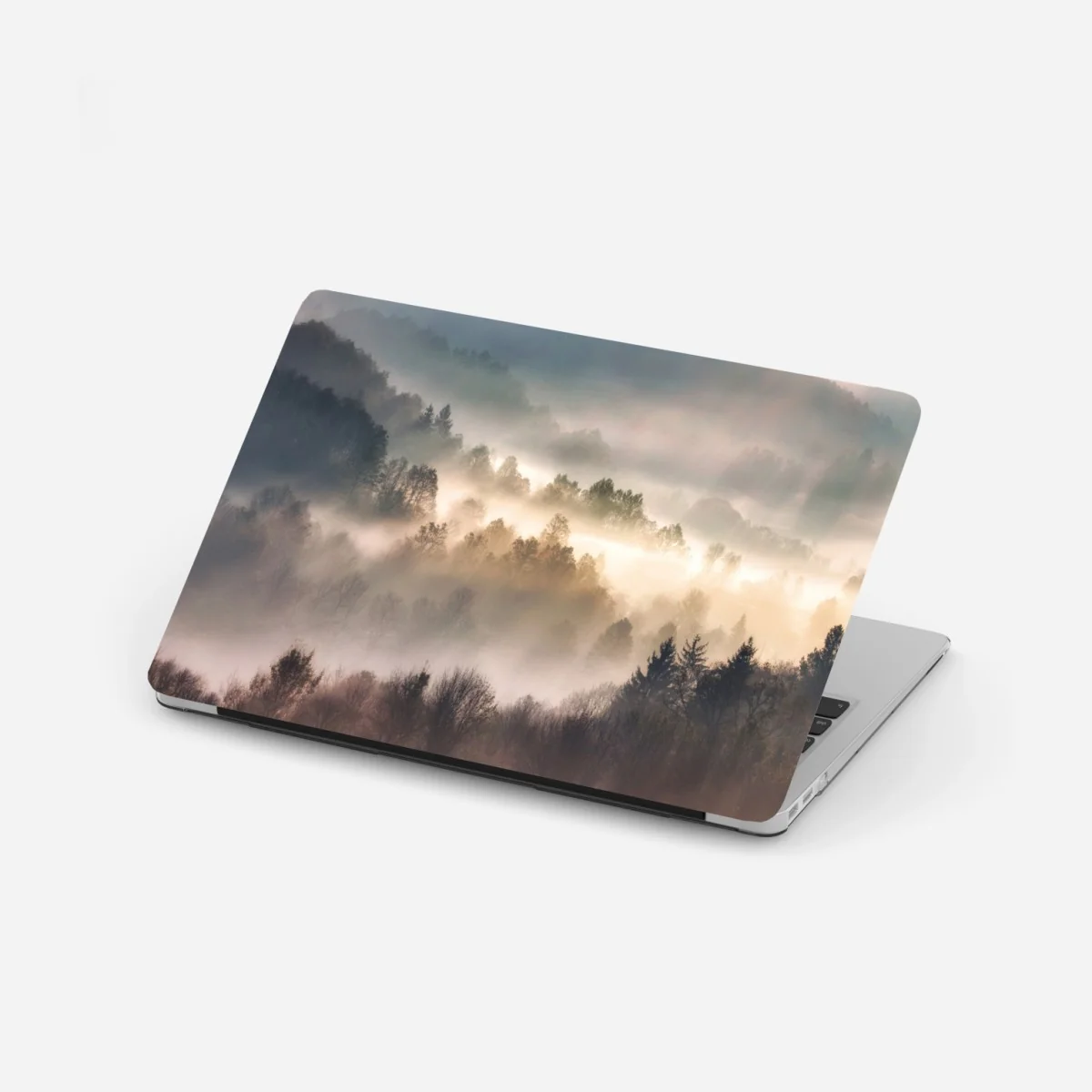 Naklejka na laptopa mglisty las o świcie – Wallissimo® Naklejka na laptopa mglisty las o świcie – Wallissimo®