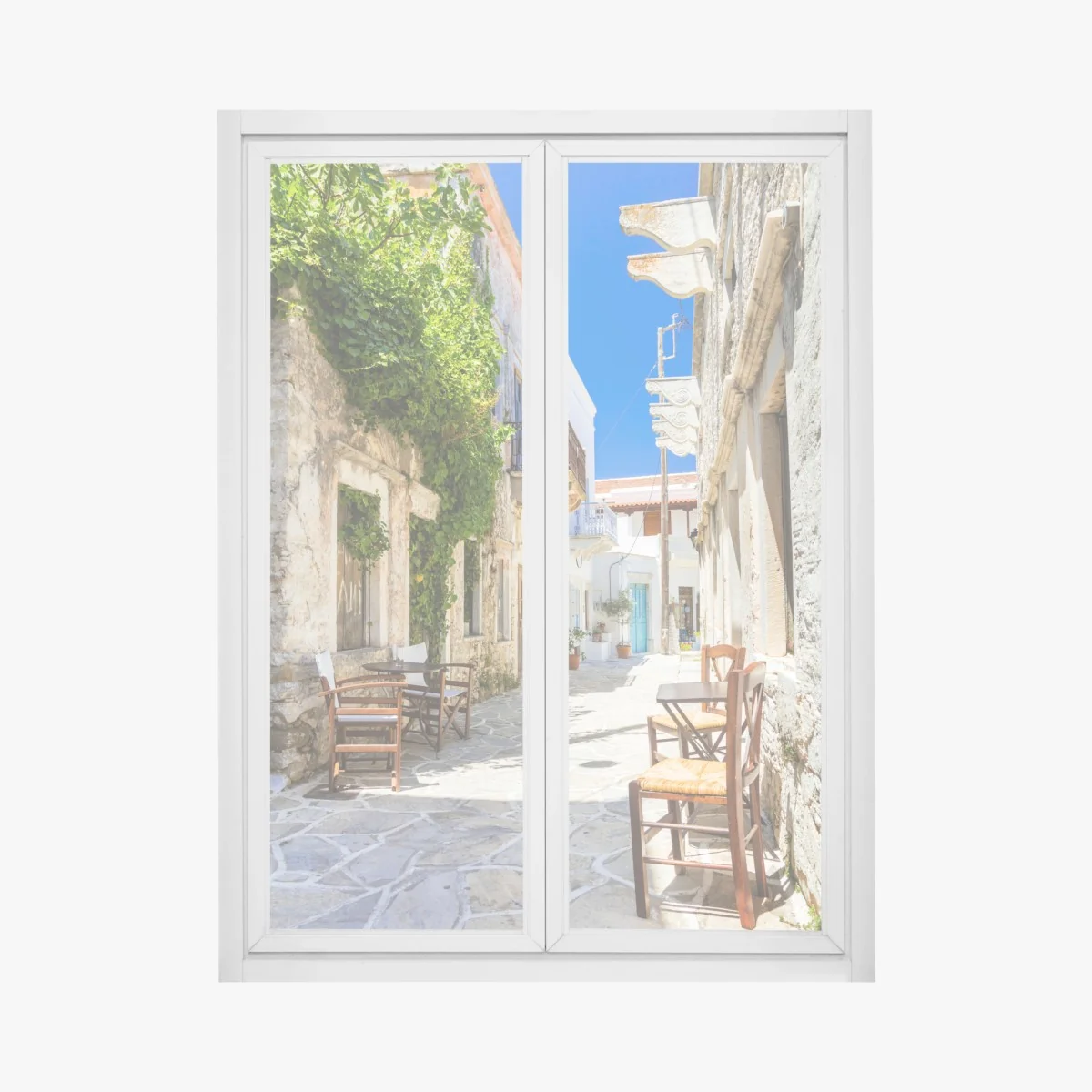 Naklejka na okno słoneczna śródziemnomorska uliczka z krzesłami kawiarnianymi – Wallissimo® Naklejka na okno słoneczna śródziemnomorska uliczka z krzesłami kawiarnianymi – Wallissimo®