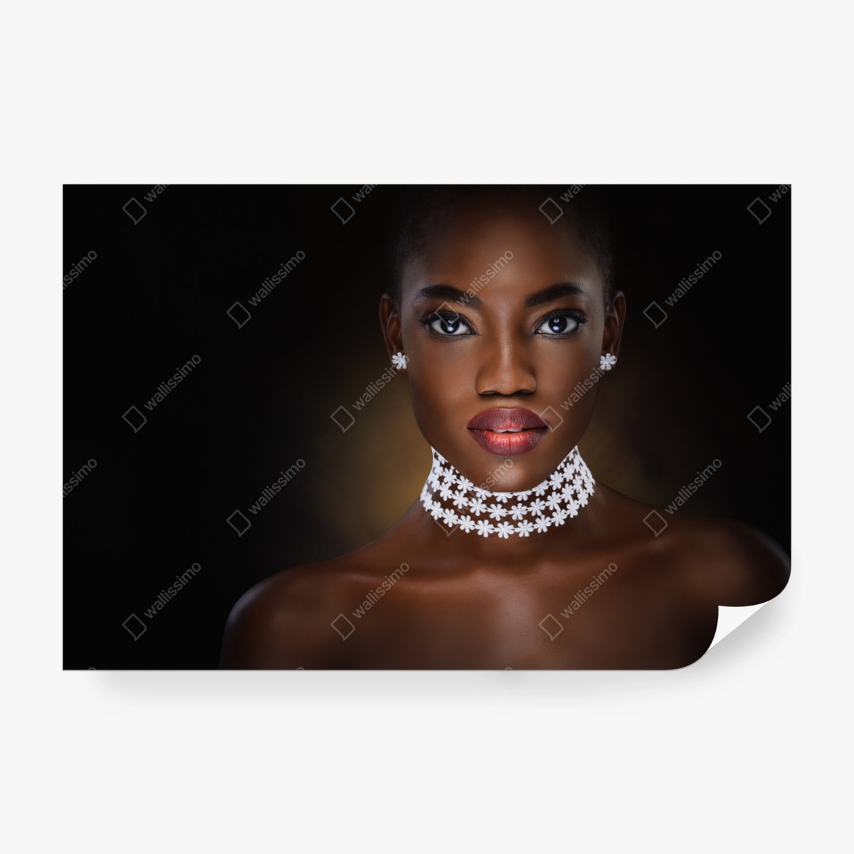Fototapeta elegancki portret kobiety z kwiatową kolią – Wallissimo® Fototapeta elegancki portret kobiety z kwiatową kolią – Wallissimo®