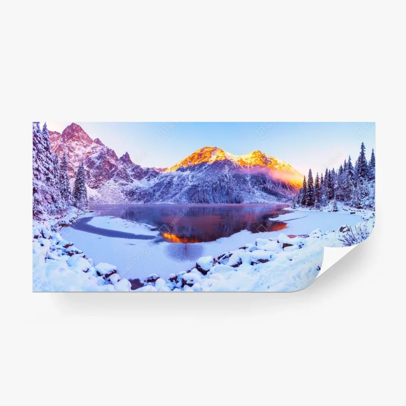 Fototapeta góry skąpane w świetle wschodu nad zamarzniętym jeziorem