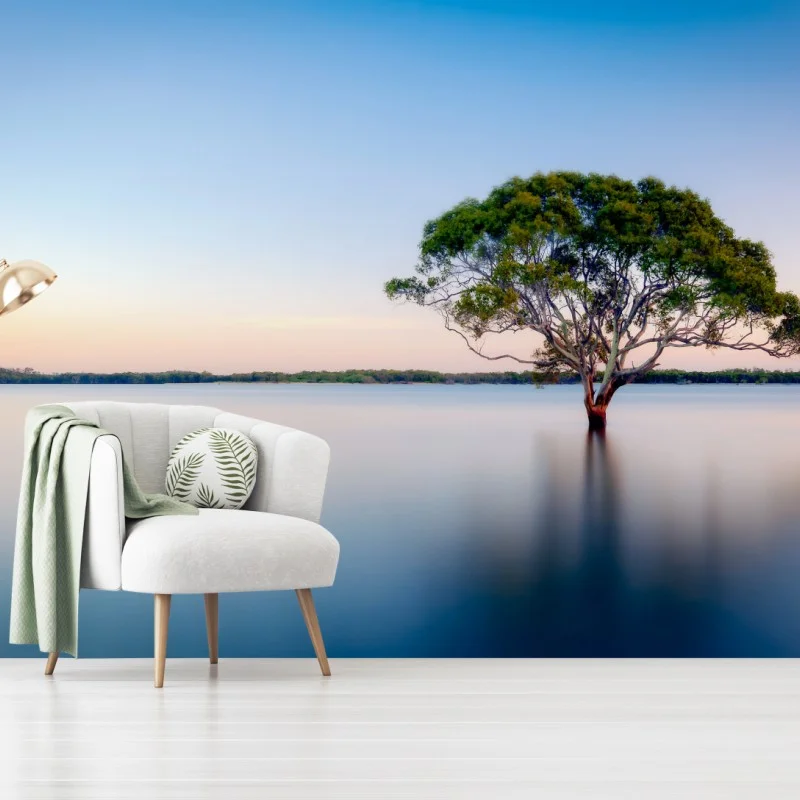 Fototapeta samotne drzewo nad spokojnym jeziorem