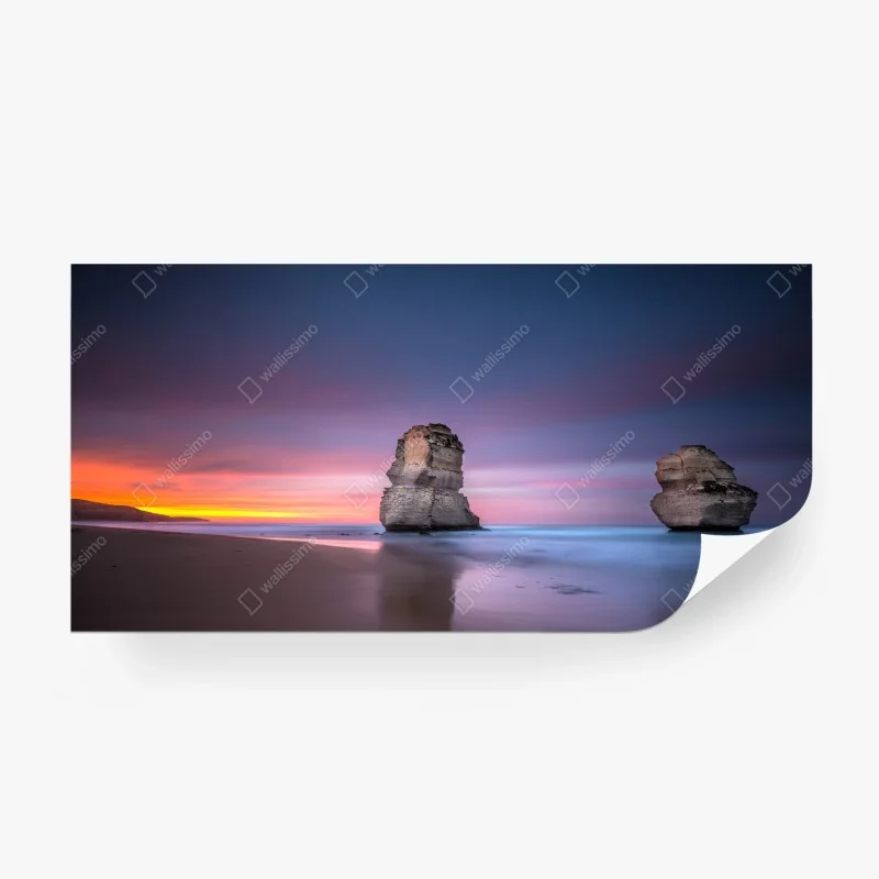 Fototapeta spokojny morski pejzaż z formacjami skalnymi o zachodzie słońca