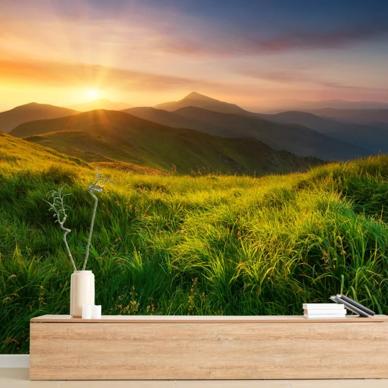 Fototapeta wschód słońca nad zieloną doliną górską