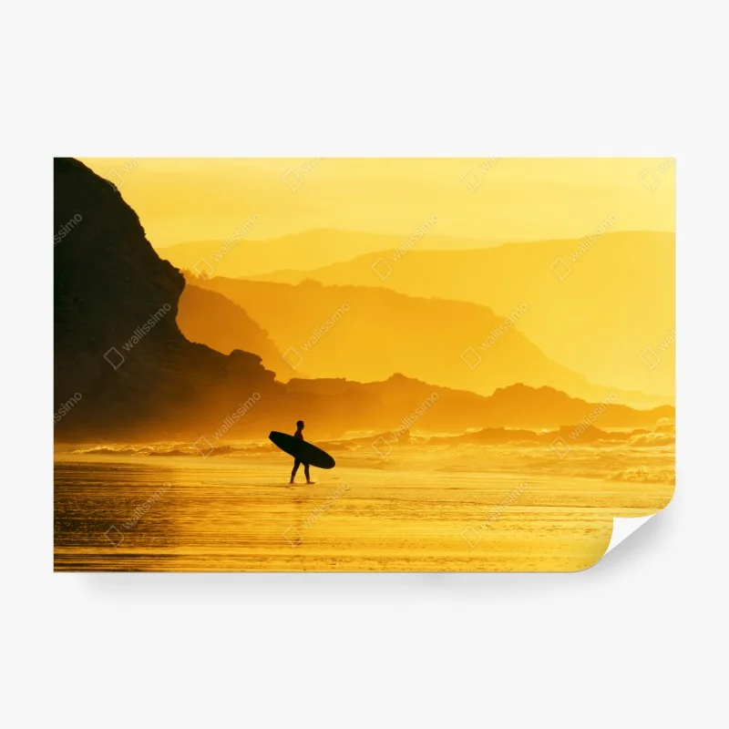 Fototapeta surfer przy złotym zachodzie słońca