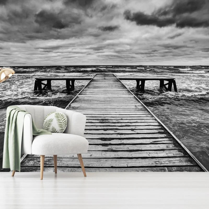 Fototapeta dramatyczne czarno-białe molo prowadzące w burzliwe morze