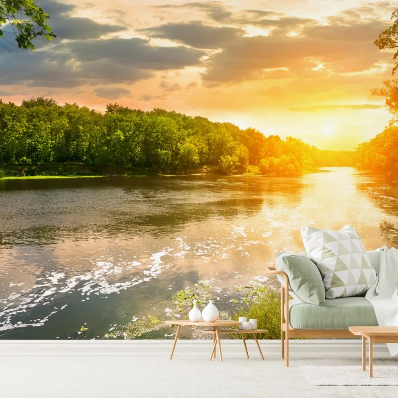 Fototapeta spokojny zachód słońca nad rzeką i zielonym lasem