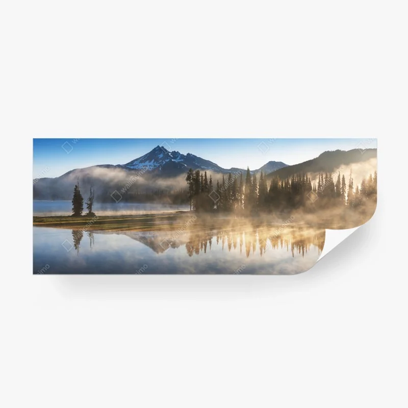 Fototapeta mglista góra odbita w jeziorze o świcie – Wallissimo®