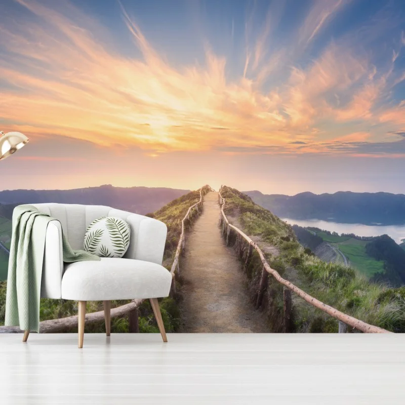 Fototapeta ścieżka na grzbiecie górskim przy zachodzie słońca nad jeziorem
