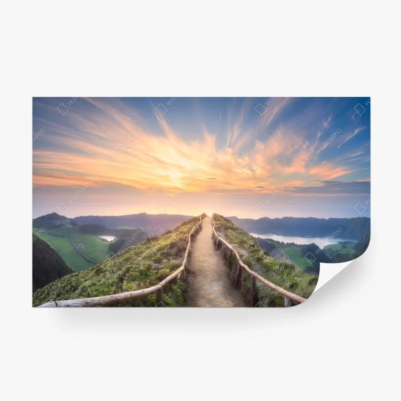 Fototapeta ścieżka na grzbiecie górskim przy zachodzie słońca nad jeziorem