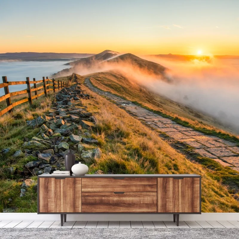 Fototapeta wschód słońca nad mglistym grzbietem z kamienną ścieżką