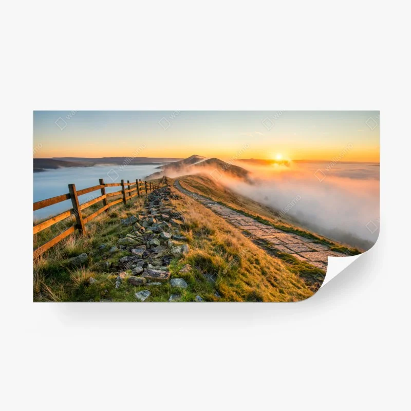 Fototapeta wschód słońca nad mglistym grzbietem z kamienną ścieżką