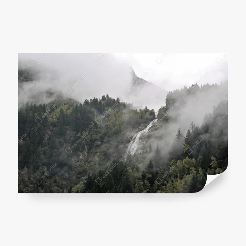 Fototapeta mglisty wodospad w górskim lesie