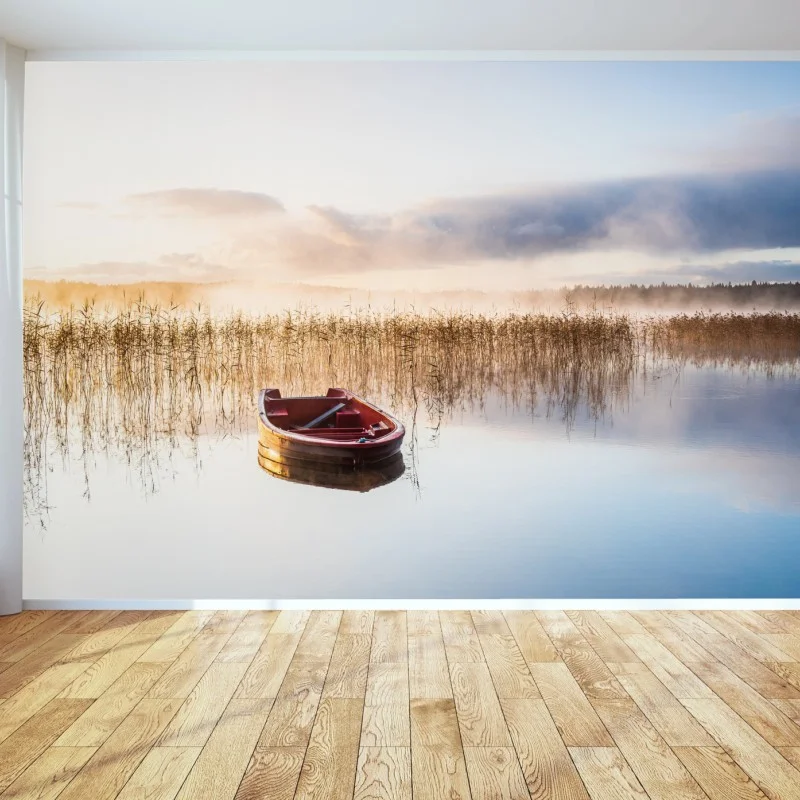 Fototapeta mglisty poranek nad jeziorem z czerwoną łódką