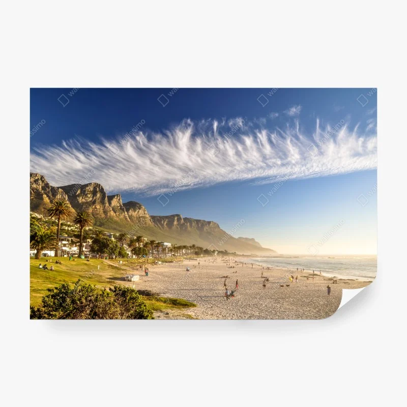 Fototapeta słoneczna plaża z górskim tłem