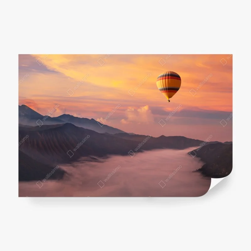 Fototapeta wschodzący balon nad mglistymi górami