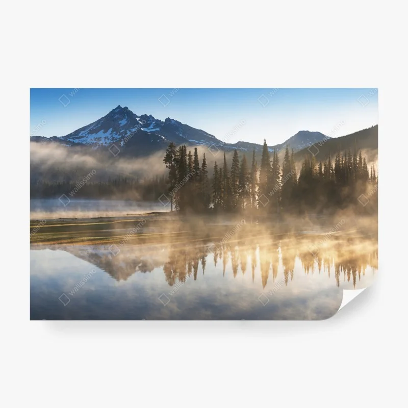 Fototapeta mglisty wschód słońca nad górami z odbiciem – Wallissimo®