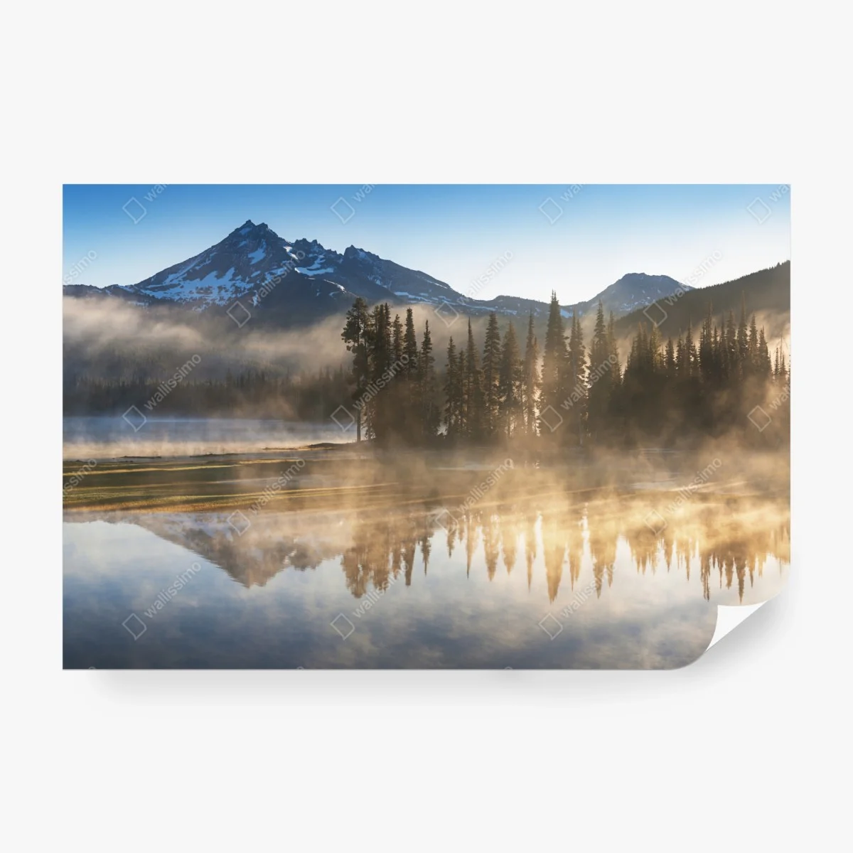 Fototapeta mglisty wschód słońca nad górami z odbiciem – Wallissimo®